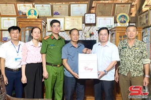 'Quỳnh Nhai thăm, tặng quà gia đình chính sách
