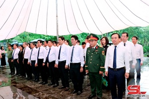 Các đồng chí lãnh đạo tỉnh dâng hương, dâng hoa Tượng đài Bác Hồ, Đền thờ Bác Hồ và dâng hương tưởng niệm các Anh hùng liệt sĩ Nhà tù Sơn La


