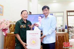Đoàn công tác Ban Nội chính Trung ương tri ân các anh hùng, liệt sĩ, người có công 