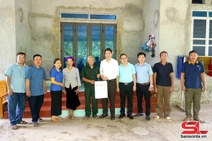 Đồng chí Chủ tịch Ủy ban MTTQ Việt Nam tỉnh Sơn La thăm, tặng quà các thương binh và bệnh binh trên địa bàn xã Phù Yên