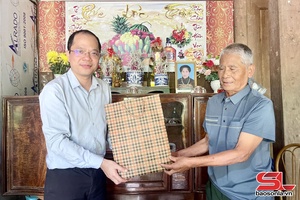 'Đồng chí Phó Chủ nhiệm Ủy ban Văn hóa, Giáo dục của Quốc hội thăm, tặng quà thương binh xã Mường Cơi