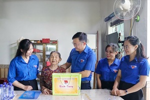 Giữ lửa truyền thống - tri ân bằng những việc làm thiết thực
