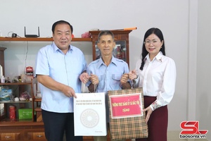 Đồng chí Phó Chủ tịch HĐND tỉnh dâng hương các Anh hùng liệt sĩ và thăm, tặng quà các bệnh binh, thân nhân liệt sĩ tại xã Bắc Yên