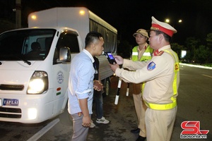 'Cảnh sát giao thông Sơn La ra quân tổng kiểm soát phương tiện kinh doanh vận tải