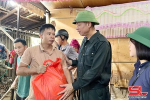 Đồng chí Phó Chủ tịch UBND tỉnh kiểm tra tình hình mưa lũ tại bản Mé Bon, xã Sông Mã