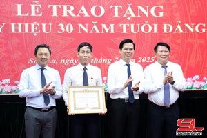 Lễ trao tặng Huy hiệu 30 năm tuổi Đảng cho đảng viên 