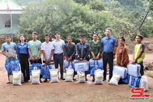 'Đoàn công tác của Bí thư Ban chấp hành Trung ương Đoàn thăm, tặng quà người dân vùng lũ