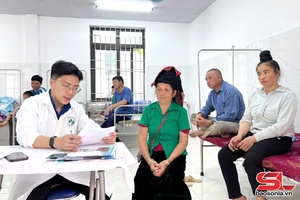 'Khám, cấp phát thuốc điều trị bệnh da liễu tại xã Mường Lầm  