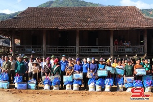 Đoàn công tác của Bí thư Ban chấp hành Trung ương Đoàn thăm, tặng quà người dân vùng lũ