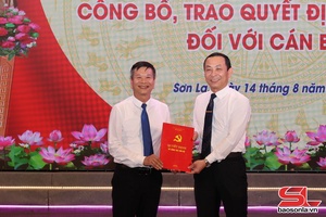 Hội nghị công bố và trao quyết định nghỉ hưu đối với cán bộ