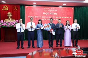 Hội nghị công bố và trao quyết định nghỉ hưu đối với cán bộ