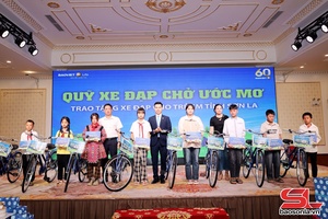 'Trao tặng xe đạp và học bổng cho học sinh có hoàn cảnh khó khăn