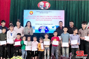 'Hội Khuyến học tỉnh trao quà hỗ trợ học sinh vùng thiên tai 