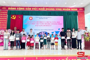 'Trao quà, học bổng tiếp sức học sinh vùng lũ đến trường
