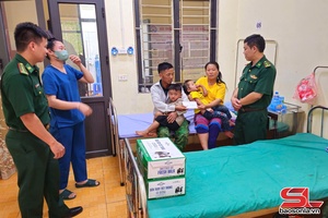 'Đồn Biên phòng Mường Cai thăm hỏi con của chiến sĩ nghĩa vụ
