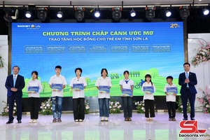 'Bảo Việt Nhân thọ Sơn La trao học bổng và xe đạp cho học sinh xuất sắc