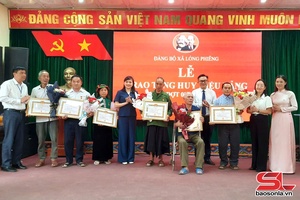 Đồng chí Chủ nhiệm Ủy ban Kiểm tra Tỉnh ủy trao Huy hiệu Đảng tại xã Lóng Phiêng