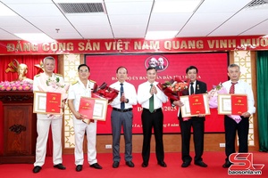 'Đảng ủy UBND tỉnh trao tặng Huy hiệu 30 năm tuổi Đảng đợt 2/9