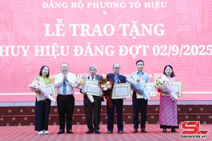 'Các địa phương trao huy hiệu Đảng đợt 2/9