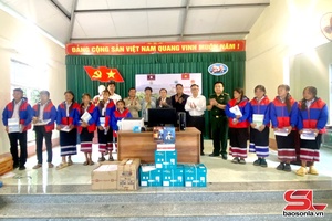 'Tặng quà Trường THCS Móng Nặm, huyện Xiềng Khọ, tỉnh Hủa Phăn