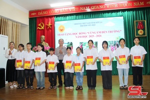 'Trao học bổng cho 20 học sinh Trung tâm bảo trợ xã hội tỉnh