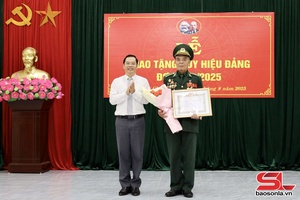 'Các địa phương trao tặng Huy hiệu Đảng đợt 2/9