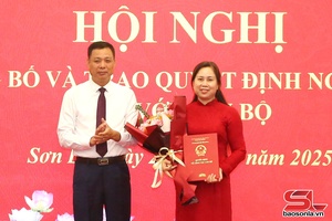'Công bố và trao quyết định nghỉ hưu đối với cán bộ Sở Nội vụ