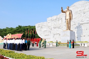 Các đồng chí lãnh đạo tỉnh Sơn La dâng hương, dâng hoa Tượng đài Bác Hồ, Đền thờ Bác Hồ