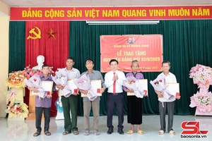 Đảng ủy xã Mường Bang trao Huy hiệu Đảng đợt 2/9