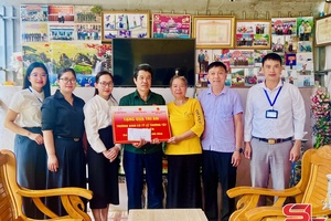 'Tập đoàn Vingroup tặng quà cho người có công phường Chiềng An