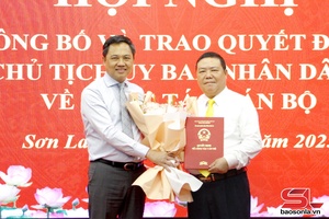 Công bố và trao quyết định của Chủ tịch UBND tỉnh về công tác cán bộ