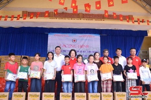 'Trao tặng quà hỗ trợ các hộ dân và học sinh nghèo trên địa bàn xã Song Khủa