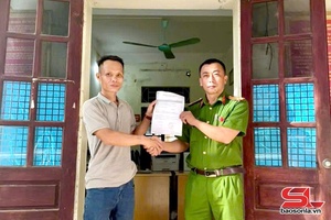 'Công an xã Thuận Châu hỗ trợ người dân trả lại tiền chuyển nhầm qua tài khoản