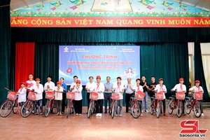'Chương trình khám bệnh, phát thuốc miễn phí và tặng quà trẻ em xã Huổi Một
