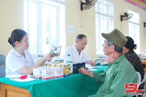 'Khám bệnh, tư vấn sức khỏe và cấp thuốc miễn phí tại xã Mường Bang