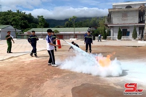 'Nhân dân, học sinh thực hành trải nghiệm PCCC và CNCH