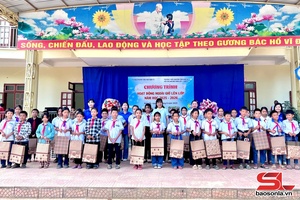 'Trao quà hỗ trợ học sinh và nhân dân xã Nậm Ty
