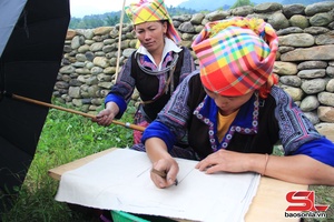 Nghệ thuật vẽ hoa văn trên vải bằng sáp ong