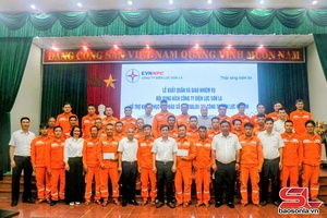 Công ty Điện lực Sơn La xuất quân hỗ trợ Công ty Điện lực Hà Tĩnh khắc phục sự cố do bão số 10 