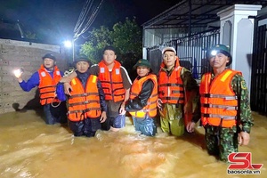 Ứng cứu người dân bị lũ cô lập trong đêm