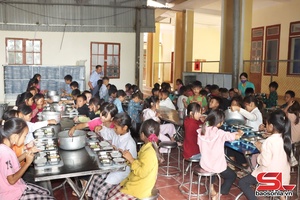 Chăm lo cho học sinh bán trú