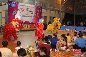 'Vui Tết Trung thu và trao thưởng khuyến học cho thiếu nhi