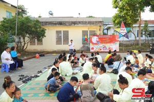 'Công đoàn cơ sở Bệnh viện đa khoa khu vực Quỳnh Nhai tổ chức Tết Trung thu cho bệnh nhi  