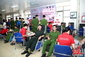 'Hơn 1.000 người tham gia Ngày hội hiến máu 