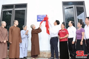 'Khánh thành nhà tình nghĩa cho hộ gia đình khó khăn tại bản Tam Quỳnh