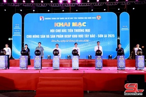 Khai mạc Hội chợ xúc tiến thương mại nông sản và sản phẩm OCOP khu vực Tây Bắc - Sơn La năm 2025