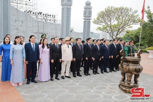 Các đồng chí lãnh đạo tỉnh Sơn La dâng hương tưởng nhớ Chủ tịch Hồ Chí Minh và các Anh hùng liệt sĩ