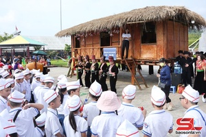 'Đông đảo học sinh tham gia ngoại khóa tìm hiểu văn hóa địa phương