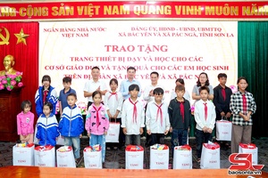 'Ngân hàng Nhà nước Việt Nam tặng quà các trường học xã Bắc Yên và Pắc Ngà