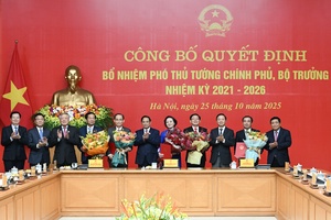[Ảnh] Thủ tướng trao Quyết định bổ nhiệm Phó Thủ tướng Chính phủ, Bộ trưởng nhiệm kỳ 2021-2026
